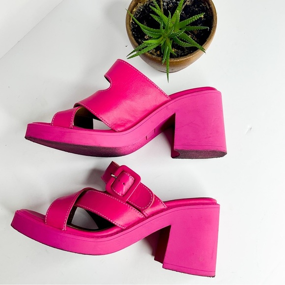 Bueno Shoes - BUENO Bright Pink Leather Platform Sandals In Great Condition